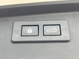 【パワーバックドア】スマートキーや運転席のボタンを押すだけでリアゲートが自動で開閉します!荷物を持っている時や、高い位置にあるバックドアを閉める際に便利な機能です♪