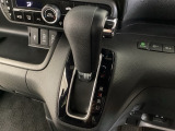 CVT車のセレクトレバーです。低速から高速まで、変速ショックのないスムーズな走りを実現するとともに、エンジン効率のよい領域を維持することで燃費にも貢献します。
