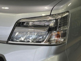【LEDヘッドライト】悪天候や夜間走行時も良好な視界を確保し安心して運転できる高輝度LEDヘッドライトを装備!点灯速度が早く、消費電力も抑えられています。