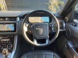 ムダのないインテリアデザインは運転席にお座りいただくと、上質なシートがお客様を包み込みます。ステアリングも握りやすい設計になっておりますのでとっさのハンドル操作も可能です。