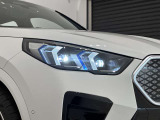 アダプティブLEDヘッドライトはステアリングを切った方向を照らします。