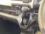 インパネシフトだから視線の移動も少なく足元もスッキリ♪運転席もゆったりしているのでゆとりを持ってドライブできますね!