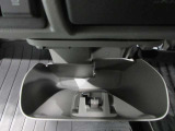 フロント中央に大型のグロ-ボックスついています