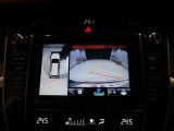 パノラミックビューモニター付きです。車両を上から見たような映像をディスプレイオーディオ画面に表示。運転席からの目視だけでは見にくい、車両周辺の状況をリアルタイムでしっかり確認できます。