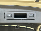 お好みの位置で止められるメモリー機能付の電動リアゲートです!後ろが狭い駐車場でもスムーズに荷物を積めて、さらに背が低い人の手がムリなく届く高さで止めることも可能です!