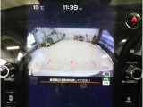 後方の映像を車内の11.6インチディスプレイに表示。 ステアリング操作に連動して動くガイドラインが、駐車や車庫入れをよりスムーズにサポート。狭いスペースでも安心して操作できる頼れる機能です。