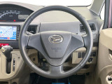 インテリアに合わせたデザインのステアリングは、運転される方のことも考え、運転しやすい形状、大きさです。是非一度、実際に触ってお確かめください。