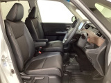 女性でも運転がしやすいように、シートの高さ調整機能(シートリフター)がついています。広い足元にゆったり座れるシートには肘掛も装備しており長距離の運転でも疲れにくいシートです。