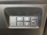 ハンドルの右側にはヘットライトリベライザーとHondaセンシング用のメインスイッチがついています。ヘッドライトリベライザーは道路状況や積荷の加重に応じてライトの高さを調節できます。