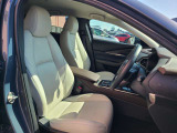 正しい姿勢で運転できるように体幹の腰部をしっかりささえるようデザインされているシートです。素材、シート形状を研究することでフィット感を高めつつ、優れた快適性を実現しています。