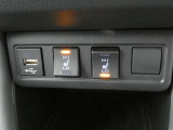 運転席と助手席には寒い時にうれしいシートヒーターが装備されてます。
