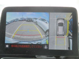 パノラミックビューモニター&バックモニター♪車両の前後左右に搭載した4つのカメラの映像を合成し、車を真上から見ているような映像を表示♪