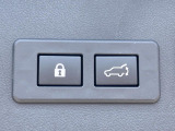 【パワーバックドア】スマートキーや運転席のボタンを押すだけでリアゲートが自動で開閉します!荷物を持っている時や、高い位置にあるバックドアを閉める際に便利な機能です♪