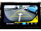 シフトレバーをリバース(バック)に入れるとナビ画面に自動でリアビューが映し出されます。運転が苦手な方、狭い車庫入れ等をサポートさせていただきます☆
