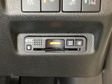ハンドルの右下にETCがついています。高速道路の料金所の通過も楽々です!。 カードの取り出しもしやすい場所についています。