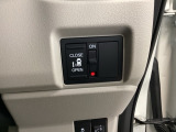 助手席側パワースライドドアです。リモコンや運転席のスイッチ操作で楽々自動開閉。
