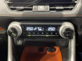 左右独立温度コントロールフルオートエアコンです。運転席、助手席それぞれで独立して温度設定ができます。