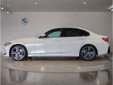 【拘りのFR】BMWが多く採用するFR車。ダイレクトでスポーティな加速感・シャープなハンドリングを実現。縦置きエンジンレイアウトにより、フラットで上質な乗り味です。