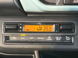 【オートエアコン】一度お好みの温度に設定すれば、車内の温度を検知し風量や温度を自動で調整。暑い&hellip;寒い&hellip;と何度もスイッチ操作をする必要はありません。快適な車内空間には必須の機能ですね♪