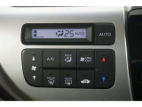 フルオートエアコン搭載。好みの温度に設定するだけで、風向や風量を自動でコントロール!いつでも快適な車内環境に。