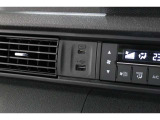 スマートフォンなどの音楽再生が可能なUSB接続ジャック装備車両です♪♪♪