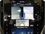 左右のサイドカメラ映像を同時に表示し、車両周囲の死角をしっかりカバー。狭い道や駐車時の接触リスクを減らし、安心して操作できる視界を確保します。