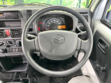 インテリアに合わせたデザインのステアリングは、運転される方のことも考え、運転しやすい形状、大きさです。是非一度、実際に触ってお確かめください。