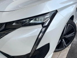 ●LEDハイビームが多数独立で存在し、ハイビーム時に対向車や前方を走る車の部分をロービームに切り替えが可能!!シーケンシャルウインカーも装備!!
