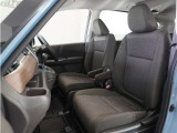 運転席と助手席は足元が繋がっているので自由に行き来しやすいので駐車場が狭いときでも助手席側からスムーズに乗り降りできて便利!