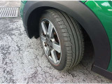 タイヤサイズは215/45R17です