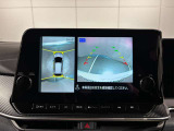 アラウンドビューモニターは真上から見下ろした様に車の周囲を表示することで、駐車時の安全性と利便性を高めます。