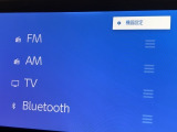 Bluetooth(ブルートゥース)接続機能付き。スマートフォンなどからお気に入りの音楽をワイヤレス再生できます。ドライブがさらに楽しくなりますね。