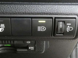 オートマチックハイビーム装備です。先行車や対向車のライトを認識し、ハイビームとロービームを自動で切り替える機能です。夜道の視界を確保します。詳細は販売店スタッフまでおたずねください。
