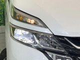 【LEDヘッドライト】悪天候や夜間走行時も良好な視界を確保し安心して運転できる高輝度LEDヘッドライトを装備!点灯速度が早く、消費電力も抑えられています。