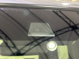 ホンダセンシングのカメラにより標識認識機能や先行車発進お知らせ機能に誤発進抑制機能と車線維持支援に設定した車速内で適切な車間距離を保ってくれる安全・快適機能搭載の先進システムです