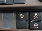 2秒以上の長押しでスマートアシスト機能をオフにすることができます。一例ですが、前後に障害物があるような車庫入れでアクセルを強く踏んで、誤発進抑制機能が働いてしまうような時にはオフにするとスムーズです