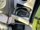 運転席側のドリンクホルダー。助手席にも、同様にドリンクホルダーが、ございます。