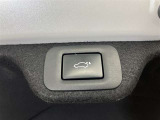 後ろが狭くてもサッと積める。途中で止められる安心のバックドア。後ろの駐車スペースが狭い時に重宝しますよ♪