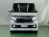 LEDヘッドライトを装備しています。LEDヘッドライトはとても明るく、雨の日や夜間走行も安全・安心です。オートライトコントロール付きで周囲の明るさに応じて自動で点灯・消灯します