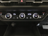 オートエアコンは左右席で独立温度コントロールが可能です。シートヒーター付きで、冷えた車内でもスイッチを押せば数秒で座面と背もたれがあたたかくなります。