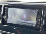 アラウンドビューモニターを装備!アラウンドビューモニターは上空から見下ろしているかのような映像を映し出しています。駐車の時はスムースな駐車ができます。とても便利な装備です。
