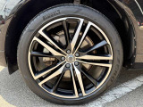 5トリプルスポーク 8.5&times;21インチ ダイヤモンドカット/マットブラック 255/40R21サイズのピレリを装着