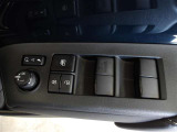パワーウィンドウスイッチで運転席から全席の窓の開閉ができます。