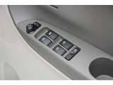 スイッチ一つで窓を開け閉めできるパワーウィンドウスイッチです。
