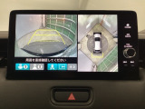 バックギアに入れますとご覧のような画像に自動的に切り替わります。車庫入れ時に役立ちます。