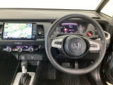 【ハンドル】運転にかかわる様々な操作を安全に行えるように視点移動が少なく操作性に配慮されたスイッチ類が凝縮されたコックピットです。
