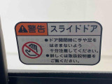 最も気になる室内は、特にこだわってクリーニングしております。マットやシートだけではなく、エアコンの吹き出し口やドアノブの隙間など、様々なブラシや道具を使い分けて、隅々までクリーニングしております。