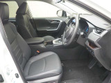 運転しやすいポジションのフロントシートです。シート素材には合成皮革を使用しています。
