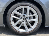 18インチ純正アルミホイール装備 全車両に標準装備の純正アルミホイールは、純正ならではのバランスの良いデザインと、走行安定性をお楽しみ頂けます。