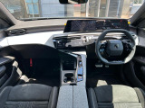 ダッシュボードを先進の機能美で飾るパノラミックICOCKPIT